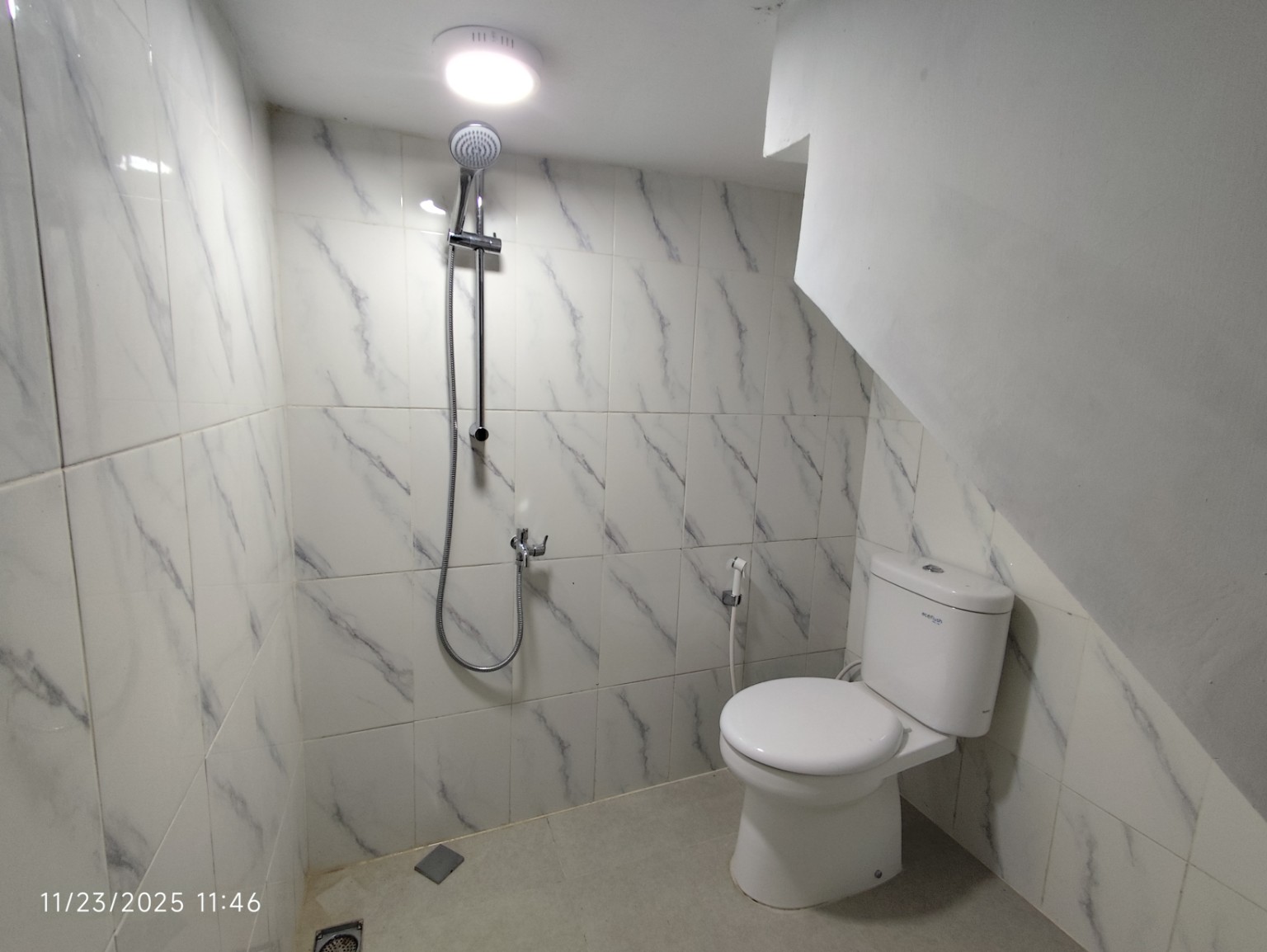 Kamar Mandi Tamu